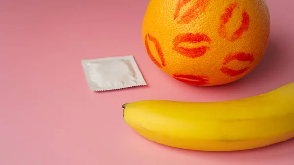 Banán és grapefruit gumival rózsaszín alapon — Stock Fotó