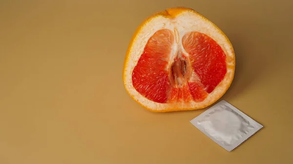 Friss grapefruit és fehér óvszer arany alapon — Stock Fotó
