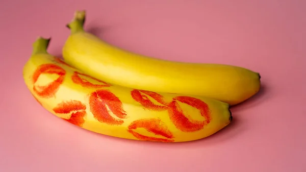 Två bananer med spår av rött läppstift, kärlekskoncept — Stockfoto