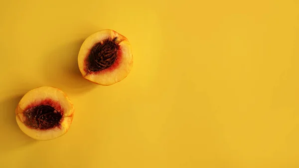 Mogna färska aprikoser frukter på gul bakgrund. Platt låg, ovanifrån, kopiera utrymme. — Stockfoto