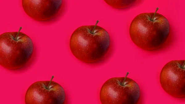 Filas de manzana roja sobre fondo rosa — Foto de Stock