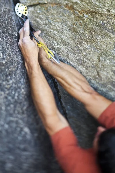 Silny Mężczyzna Wspinacz Wspinaczka Rogu Crack Squamish Kanada — Zdjęcie stockowe