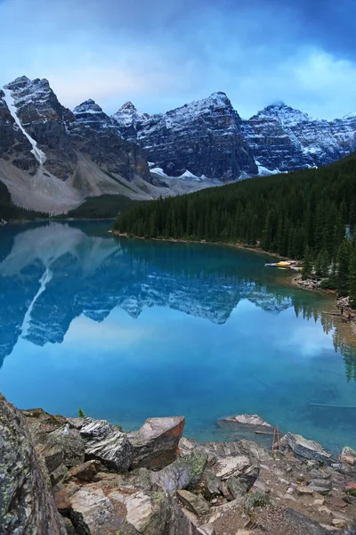 Rivage Rocheux Eaux Turquoise Lac Moraine Dans Les Montagnes Parc — Photo