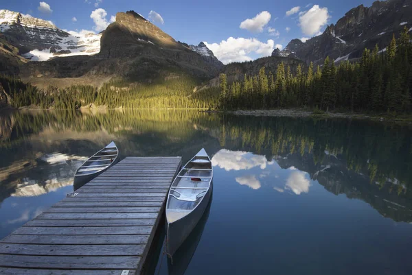 Kanootit Kiinnitettynä Ohara Järven Laiturille Yohon Kansallispuistossa Brittiläisessä Kolumbiassa Kanadassa — kuvapankkivalokuva