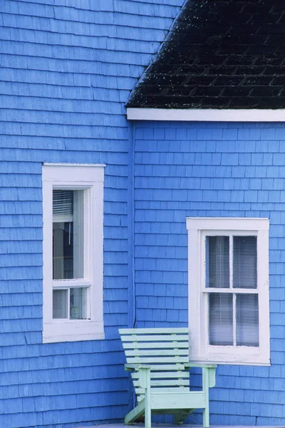 Exterior Casa Azul Con Ventanas Blancas Silla Madera Verde — Foto de Stock