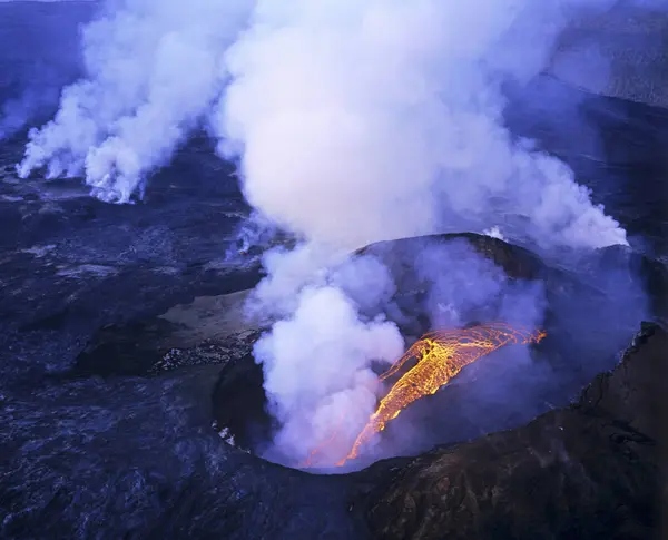流れる空撮溶岩噴火キラウェア火山国立公園 ハワイ 米国での — ストック写真