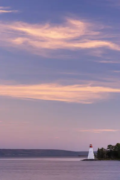 カナダ ノバスコシア州ケープブレトン島のバデック周辺の海岸にキッドストン アイランド灯台 — ストック写真
