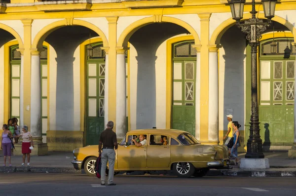 Escena Callejera Con Lugareños Coche Viejo Luz Del Sol Habana — Foto de Stock