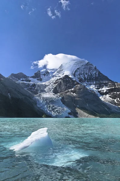 Brokken Ijs Gekalfd Van Berg Gletsjer Berg Lake Mount Robson — Stockfoto