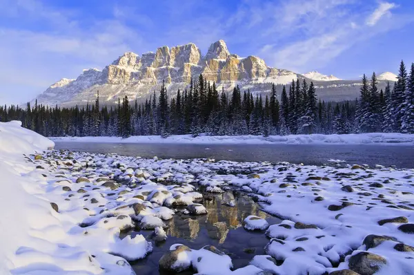 城堡山和弓河在冬天季节在班夫国家公园 艾伯塔省 加拿大 — 图库照片