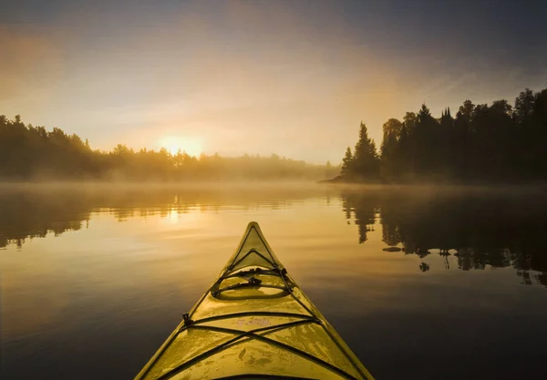 Kayak Agua Durante Mañana Brumosa Lago Woods Noroeste Ontario Canadá —  Fotos de Stock