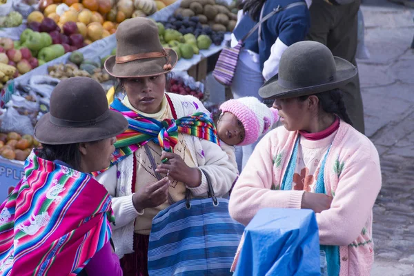 Mujeres Locales Ropa Tradicional Escena Mercado Pisac Perú — Foto de Stock