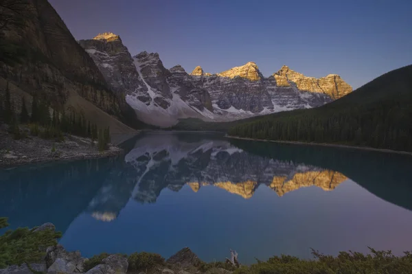 Alpenglow Rocky Mountains Reflection Moraine Lake Valley Ten Peaks Banff — Foto de Stock