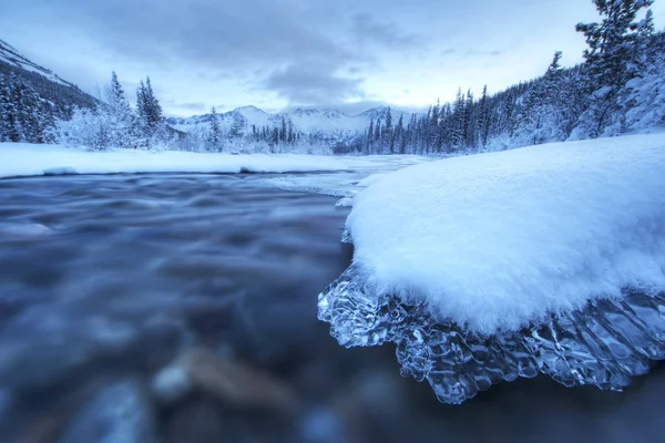 Aube Sur Des Roches Recouvertes Glace Dans Rivière Wheaton Près — Photo