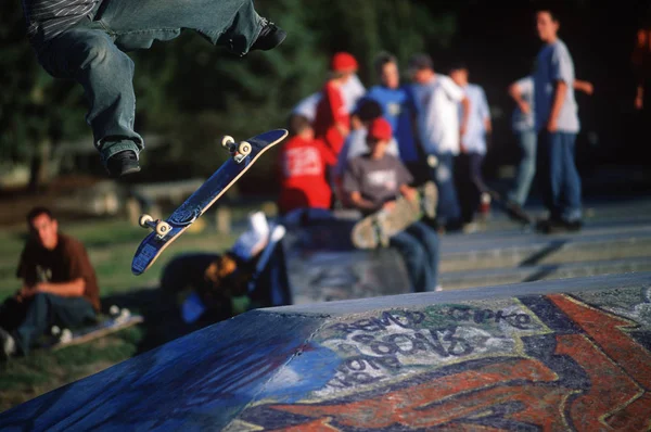 Deskorolka Kickfliping Pokładzie Nad Ostrosłupowy Graffiti Malowane Skatepark Ladner Kolumbia — Zdjęcie stockowe