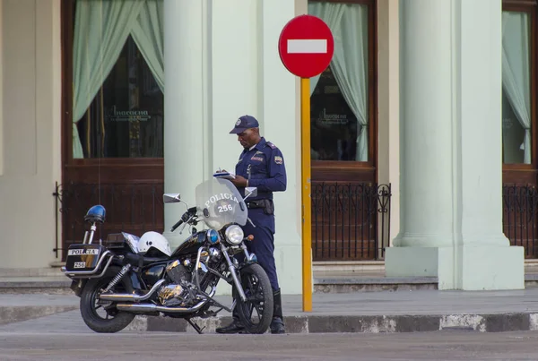 Мотоцикл Поліцейський Писати Ноутбуці Вулиці Гавана Куба — стокове фото