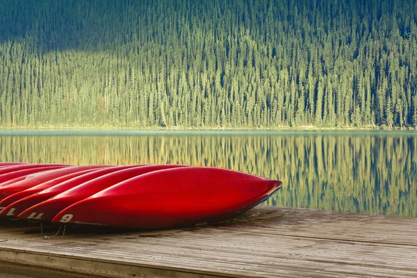 Каноэ Скамье Подсудимых Озеро Луиз Национальный Парк Банфф Альберта Канада — стоковое фото