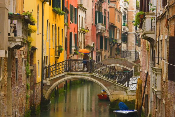 Persona Con Paraguas Caminando Sobre Puente Sobre Canal Venecia Italia —  Fotos de Stock