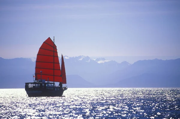 船との距離 ビクトリア バンクーバー島 ブリティッシュ コロンビア州 カナダのオリンピック山脈の帆 — ストック写真