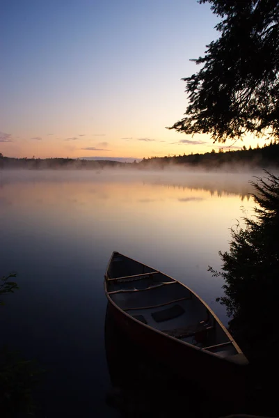 Canoa Amanecer Orilla Del Lago Sawyer Parque Algonquin Ontario Canadá — Foto de Stock