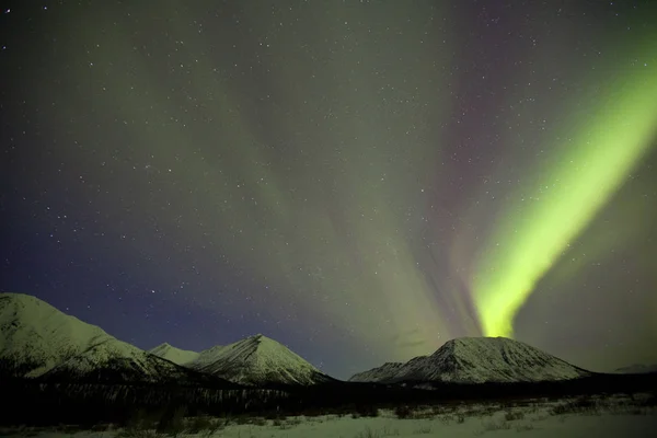 Aurora Borealis Dessus Des Montagnes Extérieur Whitehorse Yukon Canada — Photo