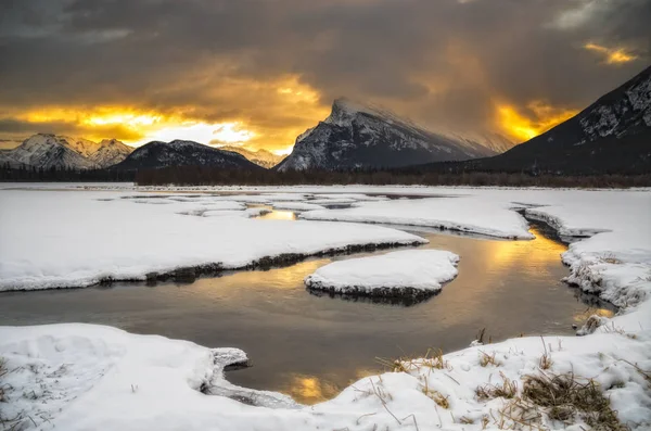 Dramatické Nebe Nad Mount Rundle Zimě Národní Park Banff Alberta — Stock fotografie