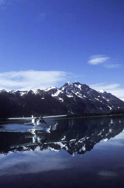 Lago Meziadin Com Pequeno Avião Flutuante Superfície Água Colúmbia Britânica — Fotografia de Stock