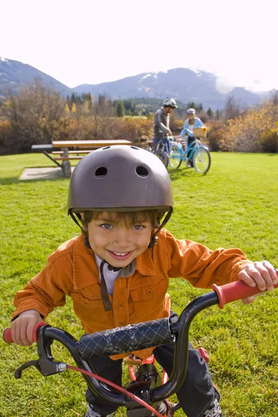 Garçon Faisant Vélo Avec Ses Parents Long Sentier Près Meadow — Photo