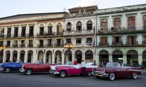 Carros Americanos Clássicos Exibindo Pela Fachada Edifício Velho Havana Cuba — Fotografia de Stock