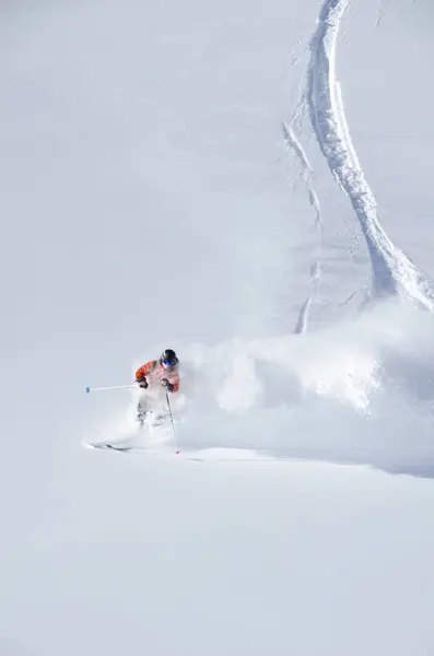 位于不列颠哥伦比亚省金德市北部的艾克法尔山脉 一名野外滑雪者在深水炸弹中滑翔 — 图库照片