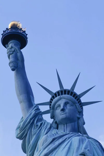 Low Angle View Statue Liberty Head Torch Detail Blue Sky — Stock Photo, Image