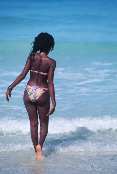 Vista Trasera Mujer Local Bikini Entrando Agua Mar Veradaro Cuba — Foto de Stock