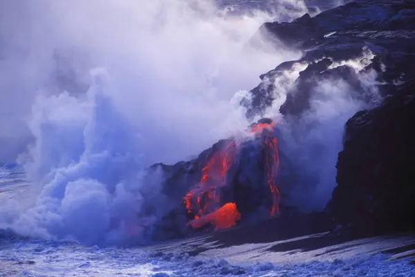 ハワイ島 ハワイ 米国で夕暮れ時に海に流れ込むキラウエア火山溶岩 — ストック写真
