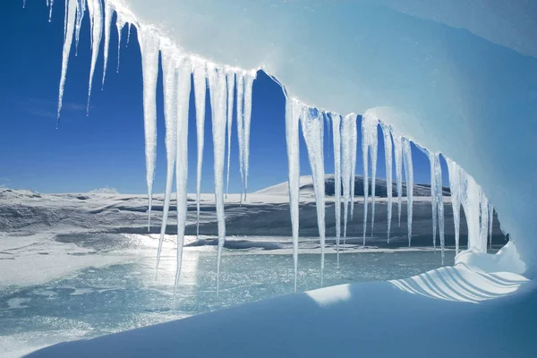 Антарктичний Бурульки Звисають Льоду Печера Сніг Пагорбі Острова Weddell Море — стокове фото