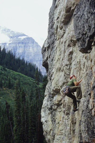 Low Angle View Male Climber Leading Climb Lake Louise Banff — Stock Photo, Image