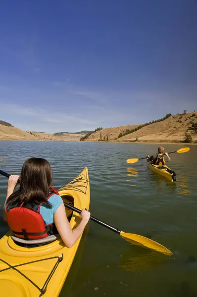 ชายและหญ งพายเร อในน Trapp Lake Kamloops ชโคล มเบ แคนาดา — ภาพถ่ายสต็อก