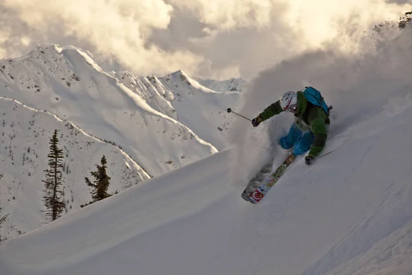 Männlicher Skifahrer Schlitzt Powder Drehung Den Bergen Des Tretpferd Resorts — Stockfoto