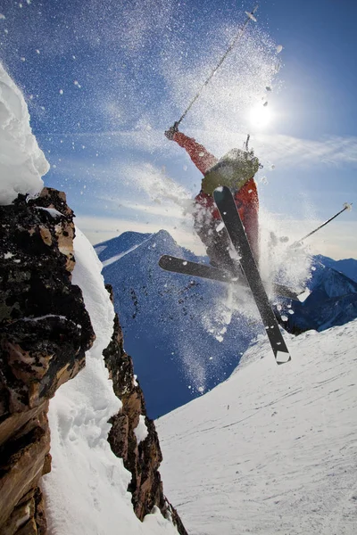Mannelijke Skiër Luchten Klif Kicking Horse Resort Backcountry Golden British — Stockfoto