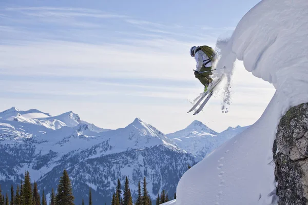 Hombre Esquiador Aireando Almohada Nieve Monashee Mountains Columbia Británica Canadá — Foto de Stock