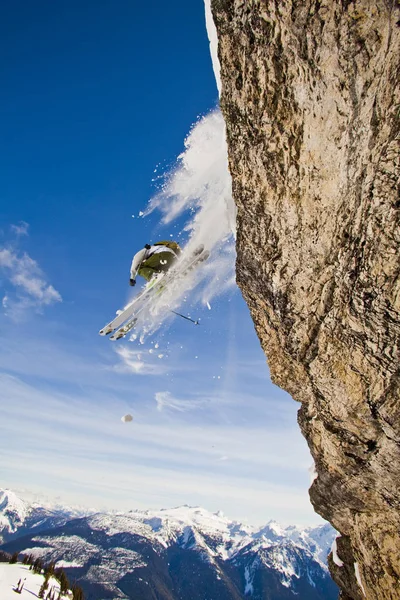 Pemain Ski Pria Yang Ditayangkan Tebing Monashees Vernon British Columbia — Stok Foto