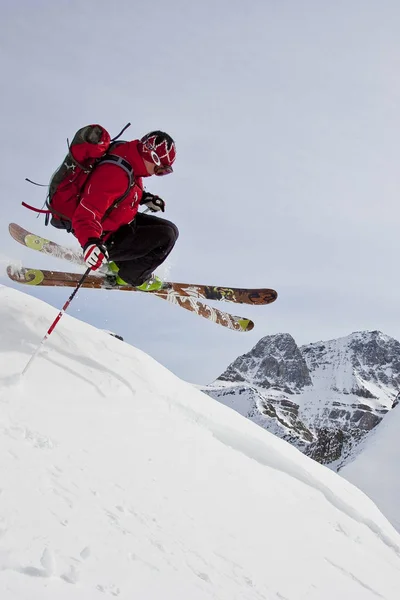 Narciarz Jeżdżący Śniegu Nad Jeziorem Louise Ski Area Banff National — Zdjęcie stockowe