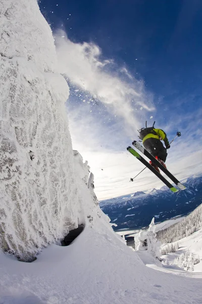加拿大雷弗尔斯托克雷弗尔斯托克山度假村从悬崖跳下的男滑雪者 — 图库照片