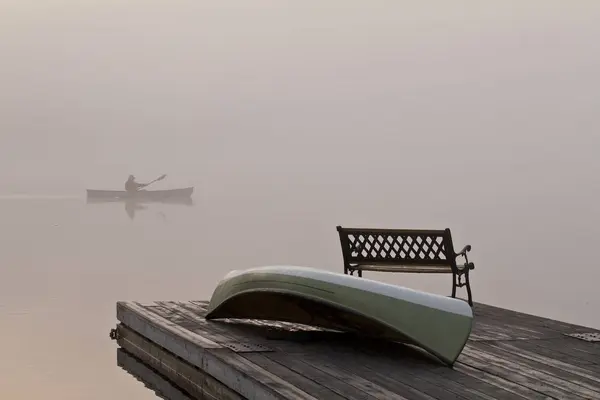 Quai Avec Banc Bateau Silhouette Homme Pagayant Canot Sur Lac — Photo