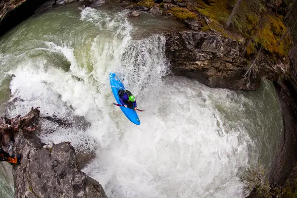 Vue Angle Élevé Chute Eau Kayakiste Mâle Sur Canyon Johnston — Photo