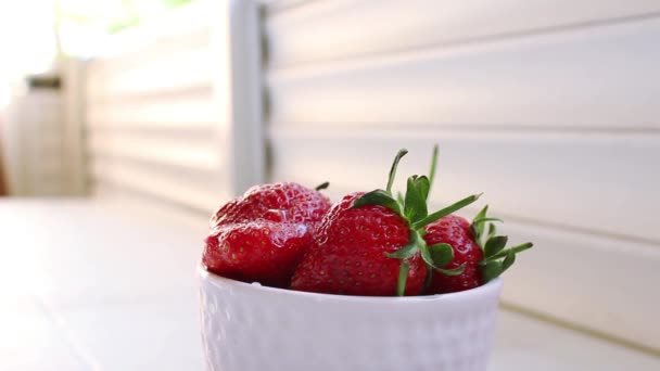 Φράουλες Λευκό Πιάτο Πορσελάνης Φράουλες Σταγόνα Νερού — Αρχείο Βίντεο