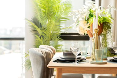 Gümüş kaşık ve kristal gözlüklü iç dekorasyon seti olan lüks sofra takımlarını kapat