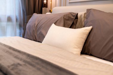 Beyaz bej bej yumuşak yastıkları yatak ve battaniye yatak odası iç tasarım konseptine kapat.