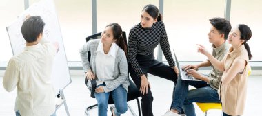 Bir grup Asyalı genç yaratıcı mutlu kahkaha ve büyük başarı duygu takım çalışması iş kurma girişimci gelişigüzel beyin fırtınası ofis geçmişi