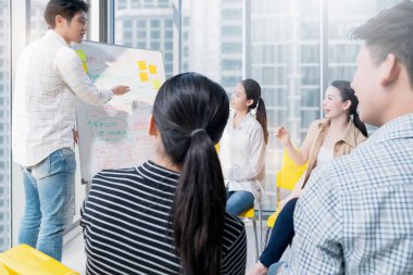 yaratıcı ajans beyin fırtınası sunum ekibi ürün tanıtım, sunum, planlama, strateji, yeni iş geliştirme için yol haritasını tartışıyor