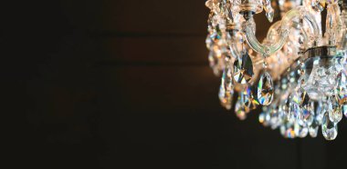 Kristal avize yakın çekim. Glamour arka plan kopya alanı ile